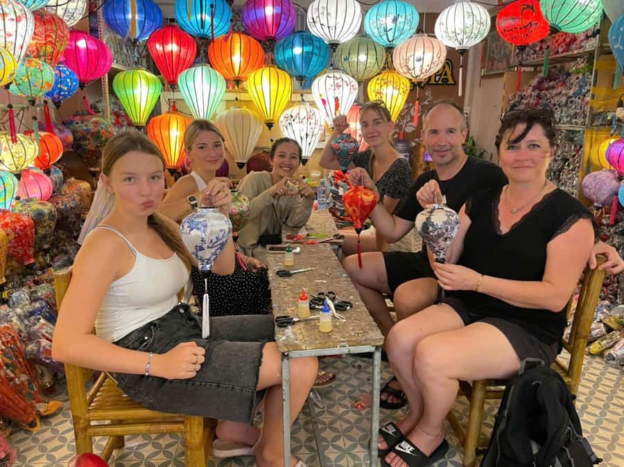 COOKING CLASS -BASKET BOAT - Meeting point and movement: start at the golden dragon bridge