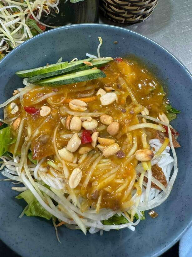 Da Nang City Street Food Tour With Live Music Tien Sa Show - Trung Vuong Theater and the Tien Sa Show: what you’re buying with your evening
