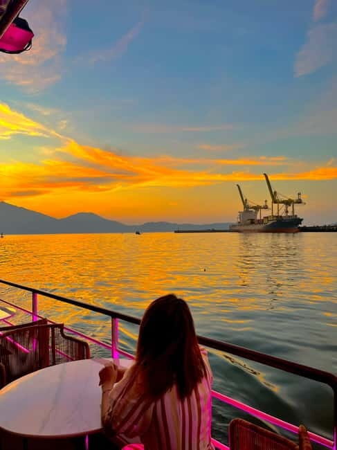 Da Nang: Experience a Magical Sunset Dinner Cruise in DN Bay - Dragon Bridge Fire Show: choose your voyage time