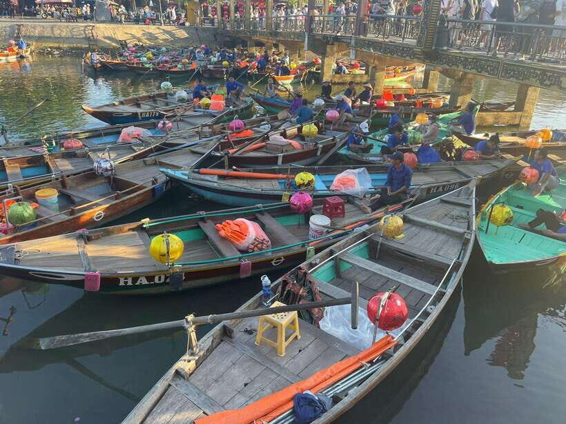 Da Nang: Hoi An Ancient Town, Coconut Jungle & Lanterns - Hoai River lantern cruise: the moment that ties the night together