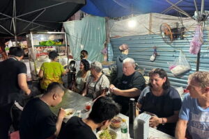 Danang Food Tour With Local Students - Chợ Cồn in Hai Chau: ordering help for bánh bèo, nem lụi, chè