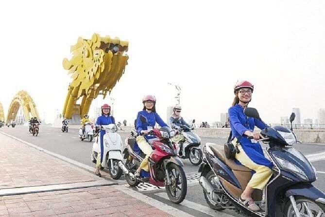 Experience Da Nang Han River Local Cruise by Night - On-board entertainment: dance performance and the noise factor