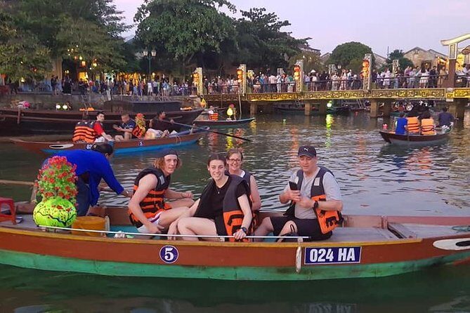 Hoi An Nightlife Tour with Hoi An Ancient Walking Tour, Boat Ride, Night Market - Japanese Covered Bridge: Classic Photos in a Tight 15 Minutes