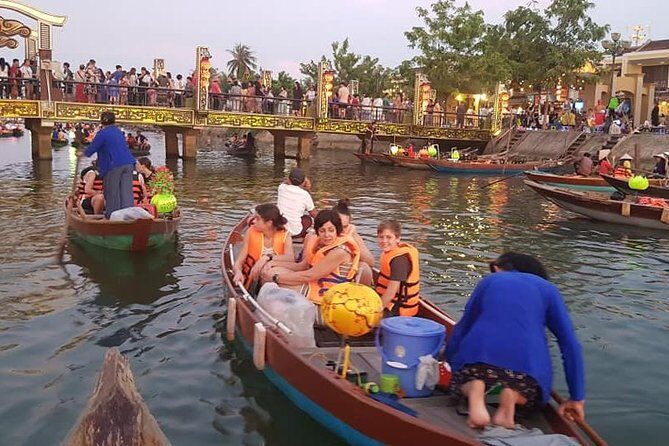 Hoi An Nightlife Tour with Hoi An Ancient Walking Tour, Boat Ride, Night Market - Hoai River Sampan Ride: A Slower Pace That Changes the Whole Mood