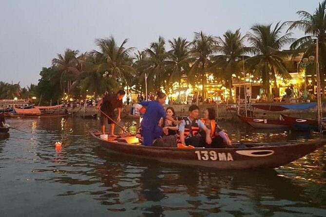Hoi An Nightlife Tour with Hoi An Ancient Walking Tour, Boat Ride, Night Market - Guide Quality and Crowds: Two Things That Can Make or Break the Evening